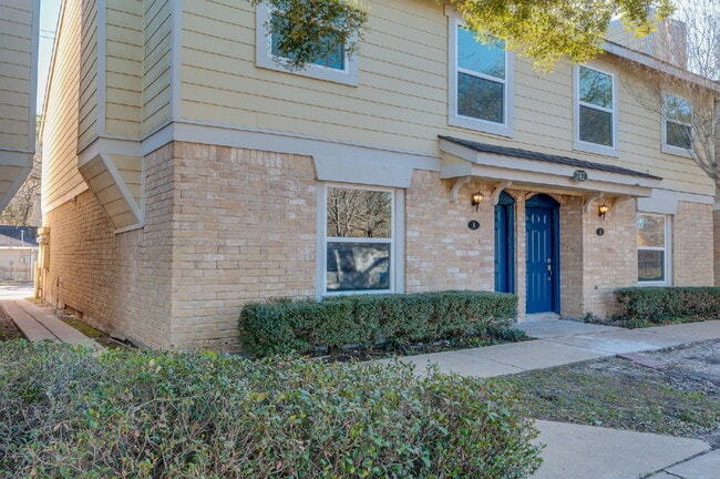 Building Photo - 2 BEDROOM/2 BATH FABULOUS LOCATION AT THE DESIRABLE ENERGY CORRIDOR