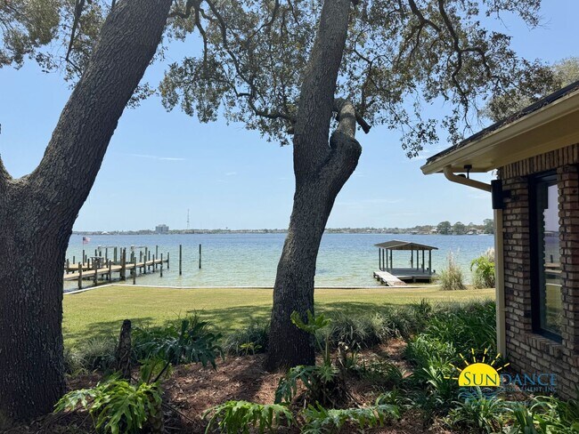 Building Photo - Prestigious 4 bedroom 2.5 bathroom Poquito...