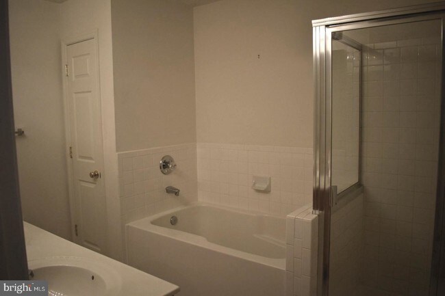 Building Photo - 1616 Briarview Ct