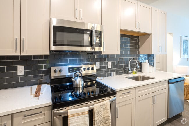 2BR, 2BA - Kitchen - The Jeff On 10th