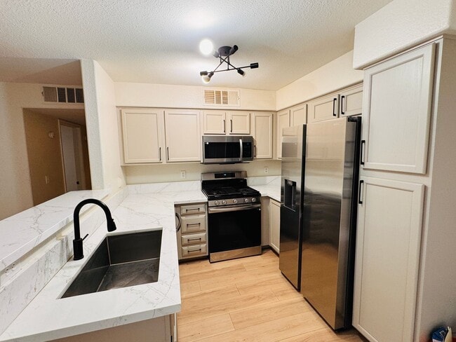 Foto del edificio - 2 bedroom, 2-bathroom condo for rent