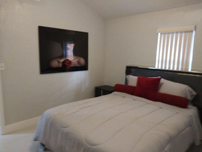 Foto del edificio - 5327 NW 24th Ct