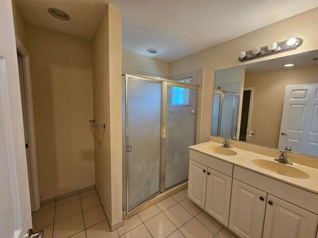 Foto del edificio - Spacious 3/2.5 Townhome