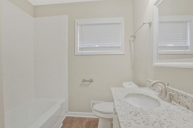 Foto del edificio - 2148 Green Forrest Dr