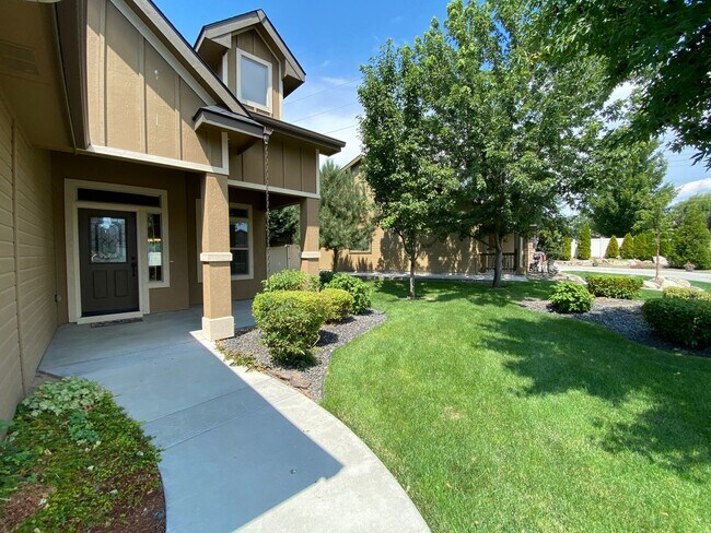 Building Photo - Lawn Care included!  4 bed 2.5 bath Neighb...