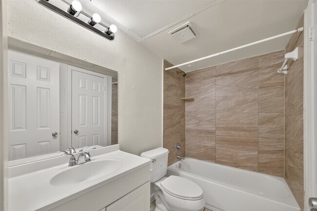 Foto del edificio - 10555 Turtlewood Ct