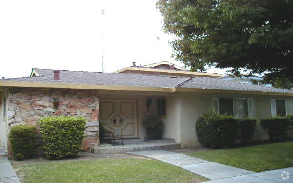Foto del edificio - 1353 Lexington Dr