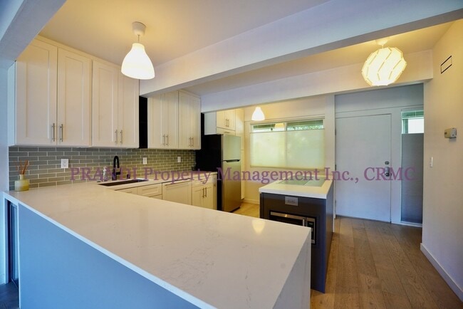 Building Photo - Modern Condo, Open Floor Plan, Gorgeous Ki...