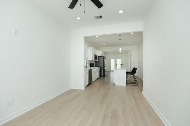Building Photo - For Lease | 3 Bed, 2 Bath |1,350 Sq Ft |Tr...