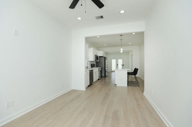 Foto del edificio - For Lease | 3 Bed, 2 Bath |1,350 Sq Ft |Tr...