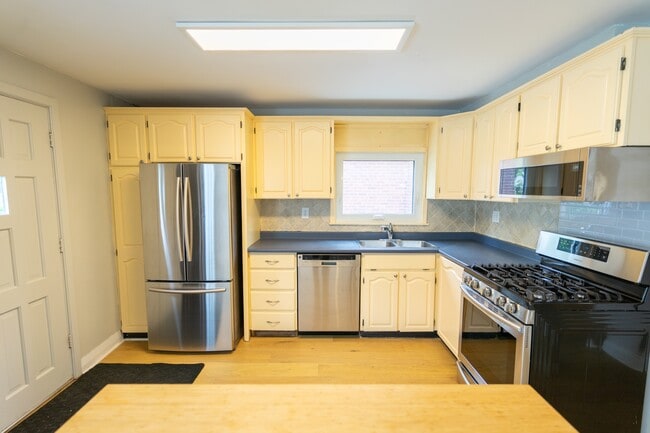 Building Photo - 15 Dalecrest Dr