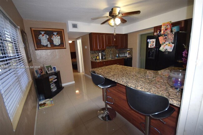 Foto del edificio - 15350 Jackson Dr