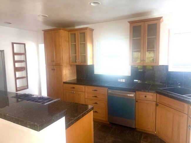 Building Photo - AWESOME 3 BEDROOM 2 BATH BEACH HOUSE