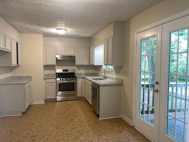 Foto del edificio - 3 Bed/2 Bath Ranch W/ Granite Counters & SS Appliances!