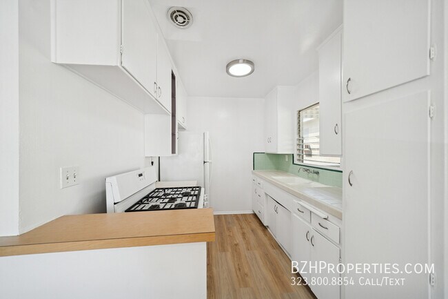 Foto del edificio - 1027 N Edinburgh Ave