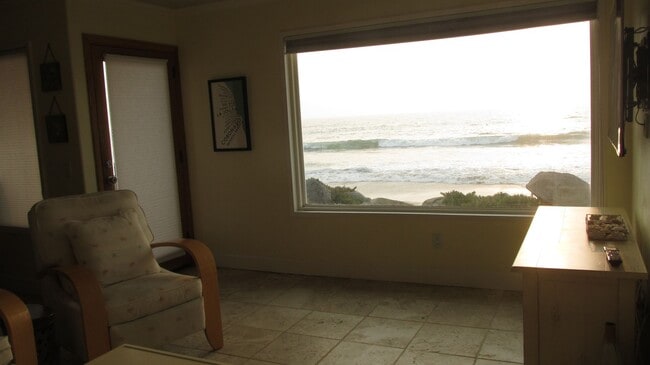 Foto del edificio - FOR SALE/ OCEAN FRONT/ $825K