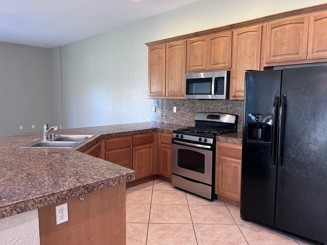 Building Photo - Spacious Three Bedroom Two Bathroom in Ora...