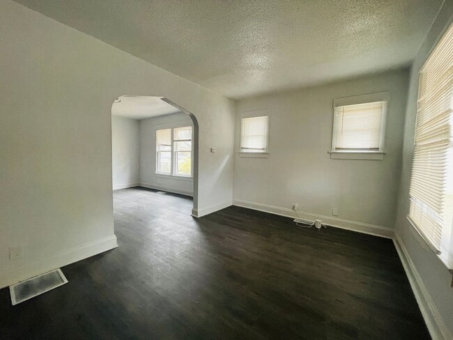 Building Photo - Stunning 5 Bedroom Single-Family