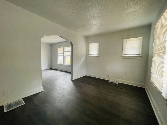 Foto del edificio - Stunning 5 Bedroom Single-Family