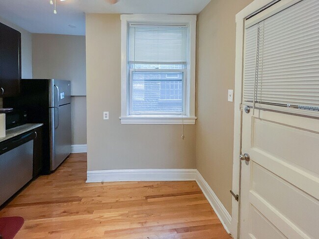 Building Photo - 5061 N Damen Ave