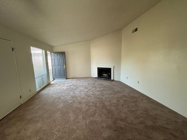 Building Photo - Cozy 3 Bedroom Duplex