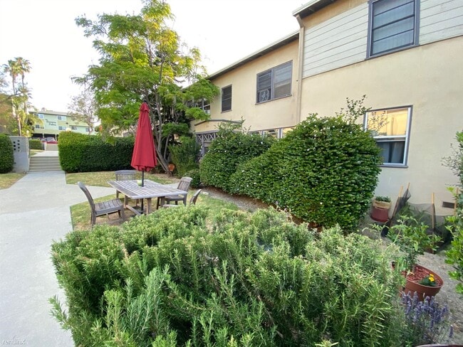 Building Photo - 1 br, 1 bath Apartment - 3336 Rowena Avenue D