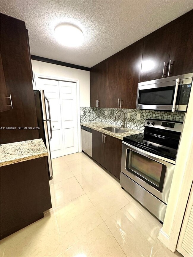 Foto del edificio - 919 NE 199th St