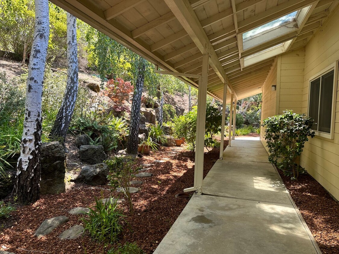 Primary Photo - Fabulous LAH home, close town location, sp...