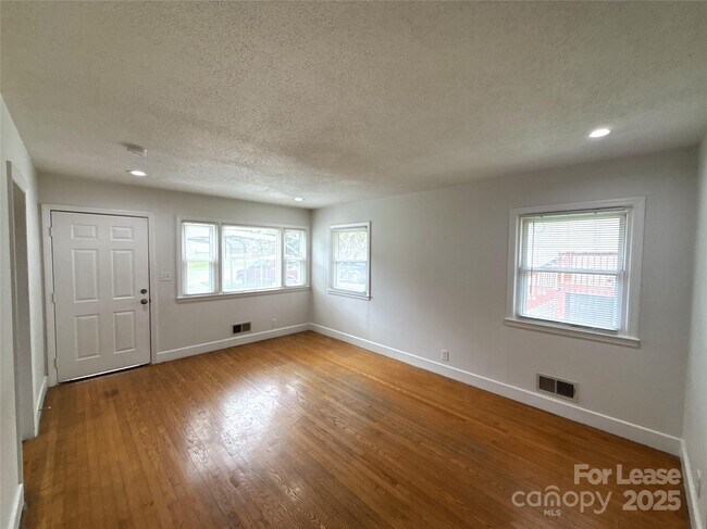 Building Photo - 424 E Walnut Ave