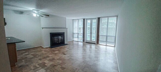 Foto del edificio - Cozy 1 Bed 1 Bath Unit With Gorgeous Views In Historic Lake Anne Of Reston