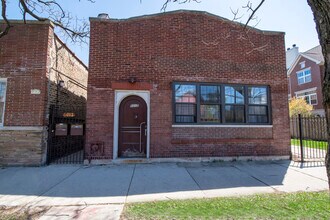 Building Photo - 5011 N Ravenswood Ave