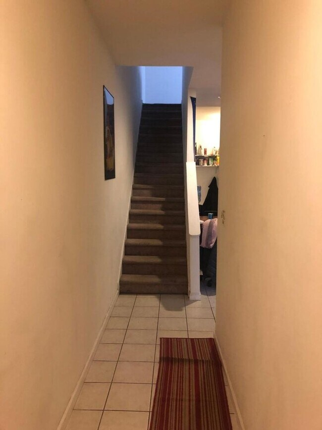 Foto del edificio - Huge 4-Bedroom Townhome Located Near Templ...