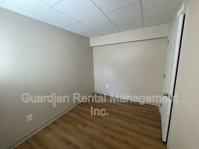 Building Photo - 404 Ambrose St