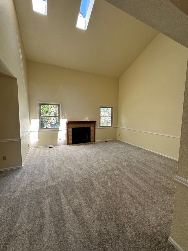 Foto del edificio - 2 BEDROOM, 2 1/2 BATH TOWNHOME W/2 CAR GAR...