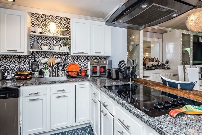 Building Photo - 335 E Washington St