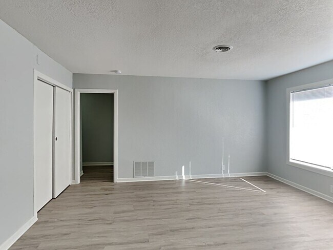 Foto del edificio - 3BR/2BA Pet-Friendly Home in Westworth Village | Fenced Yard & Garage