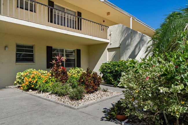 Building Photo - 6939 W Country Club Dr N