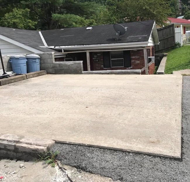 Building Photo - 348 Riverview Dr