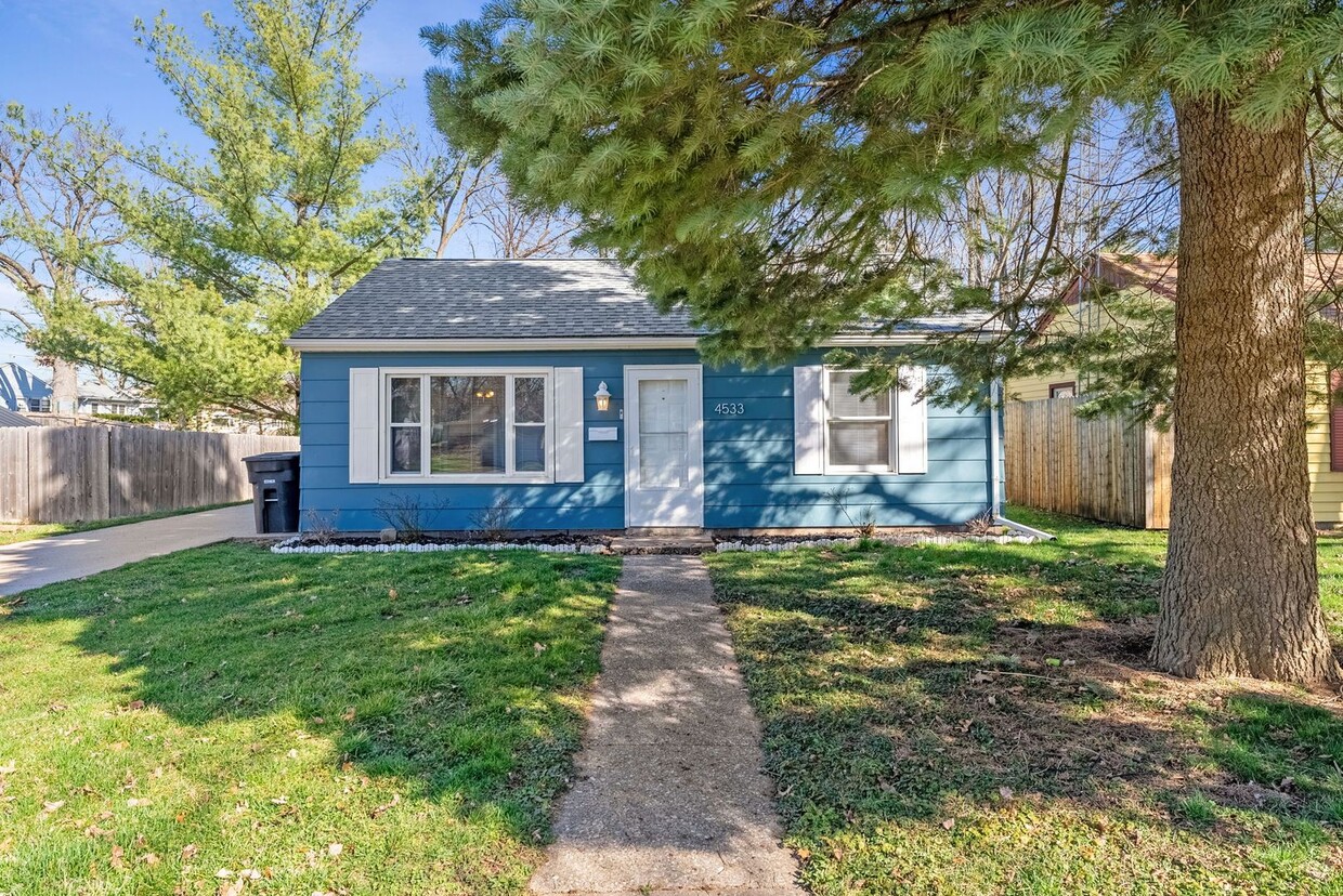 Foto principal - 3 bed 1 bath Home on Rock Island/Moline bo...