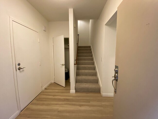 Foto del edificio - Spacious 2 Bedroom/ 2 Bath in the Highly Desired Tropical Setting of Windsong Cove Community of C...