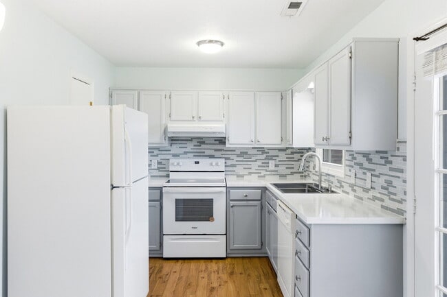 Building Photo - 3-Bedroom Townhouse with Yard & Privacy in Harrisonburg