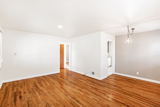 Foto del edificio - Remodeled 2 Bed 1 Bath Englewood Gem with ...