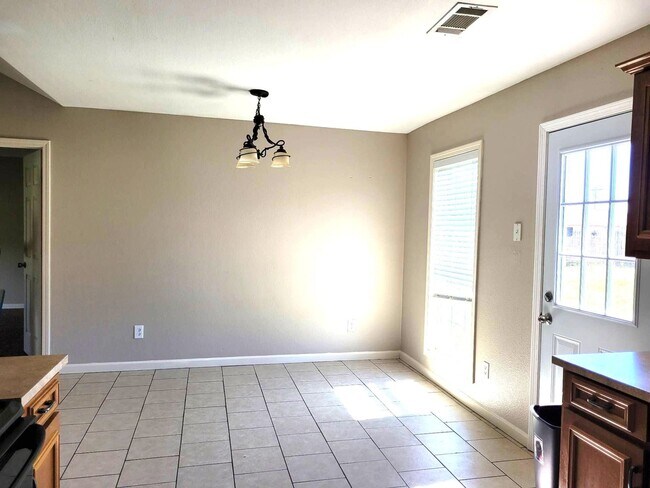 Building Photo - 3 bedroom/ 2 Bath.... Move In Ready!!!!