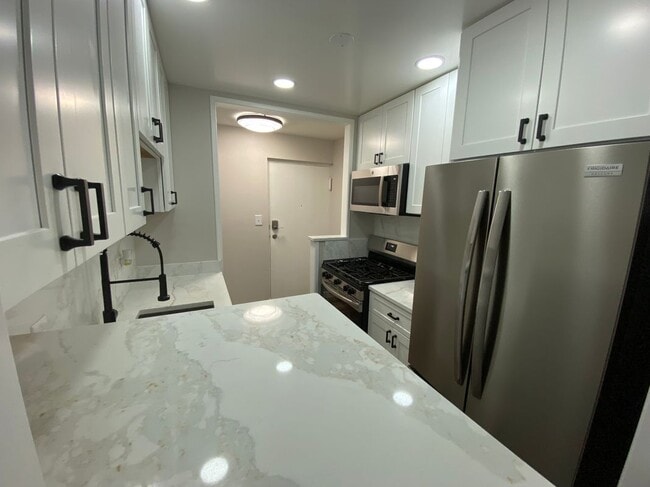 Building Photo - 1533 Colonial Dr