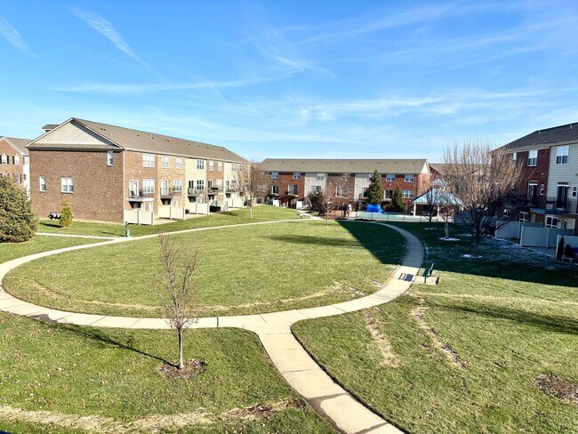 Building Photo - Don't miss out on this great 3 bed 3.5 bath townhouse with tons of amenities!