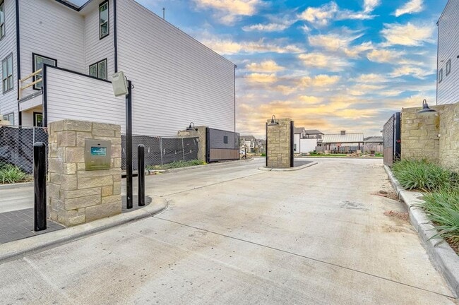 Building Photo - 3405 Knighton Hill Dr