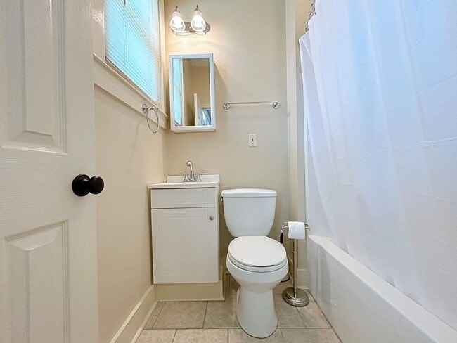 Building Photo - 2 Bedroom In the Garden District