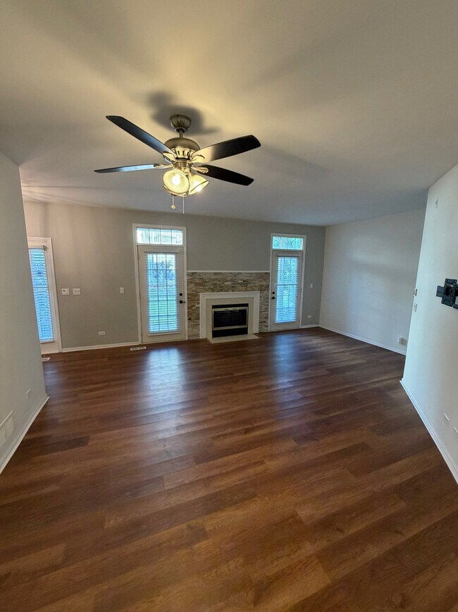 Foto del edificio - 1216 Tennyson Ln