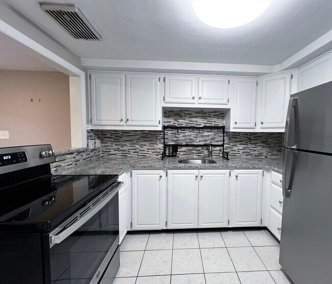 Foto del edificio - 172 Brigham Hill Rd