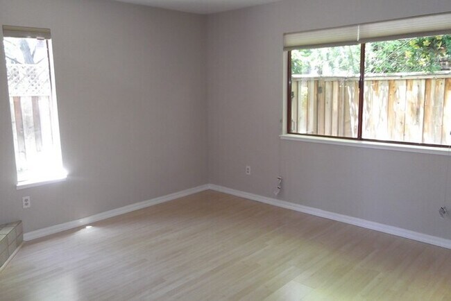 Building Photo - 458 Westcliffe Pl